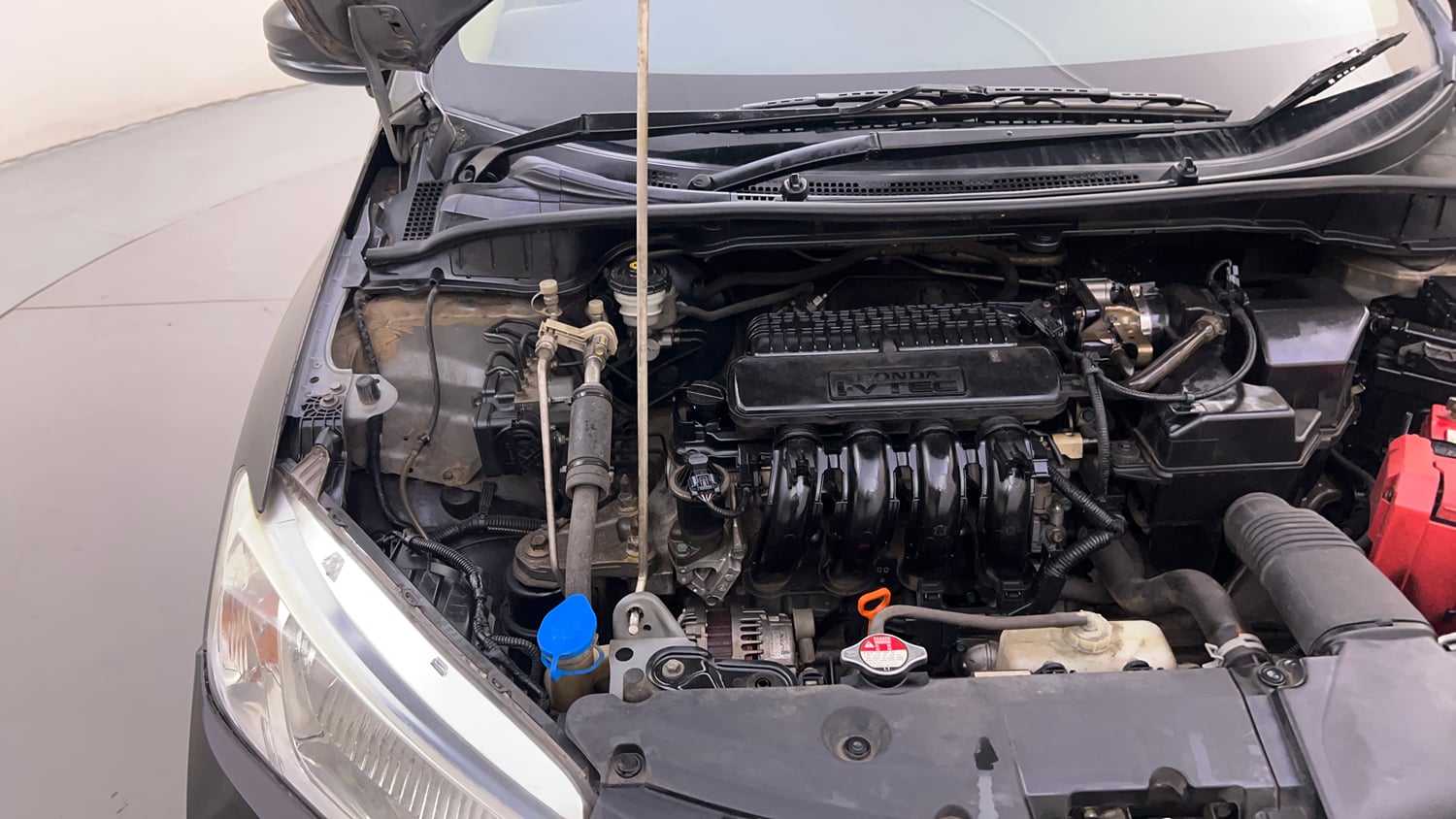 Used 2016 Honda City V Petrol Manual engine ENGINE RIGHT SIDE HINGE & APRON VIEW