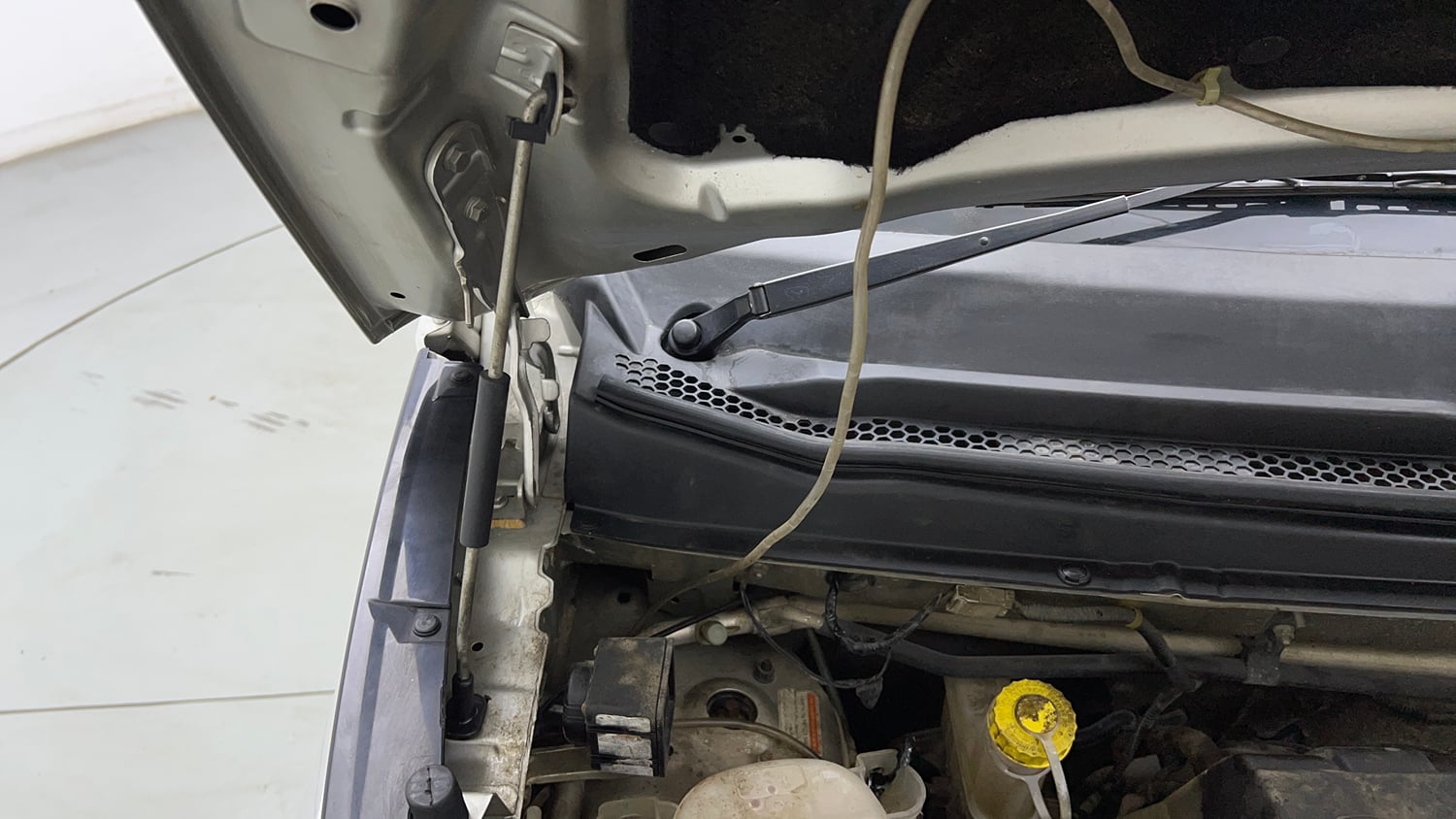 Used 2018 Mahindra KUV100 NXT K6 Plus 6 STR Petrol Manual engine ENGINE RIGHT SIDE HINGE & APRON VIEW