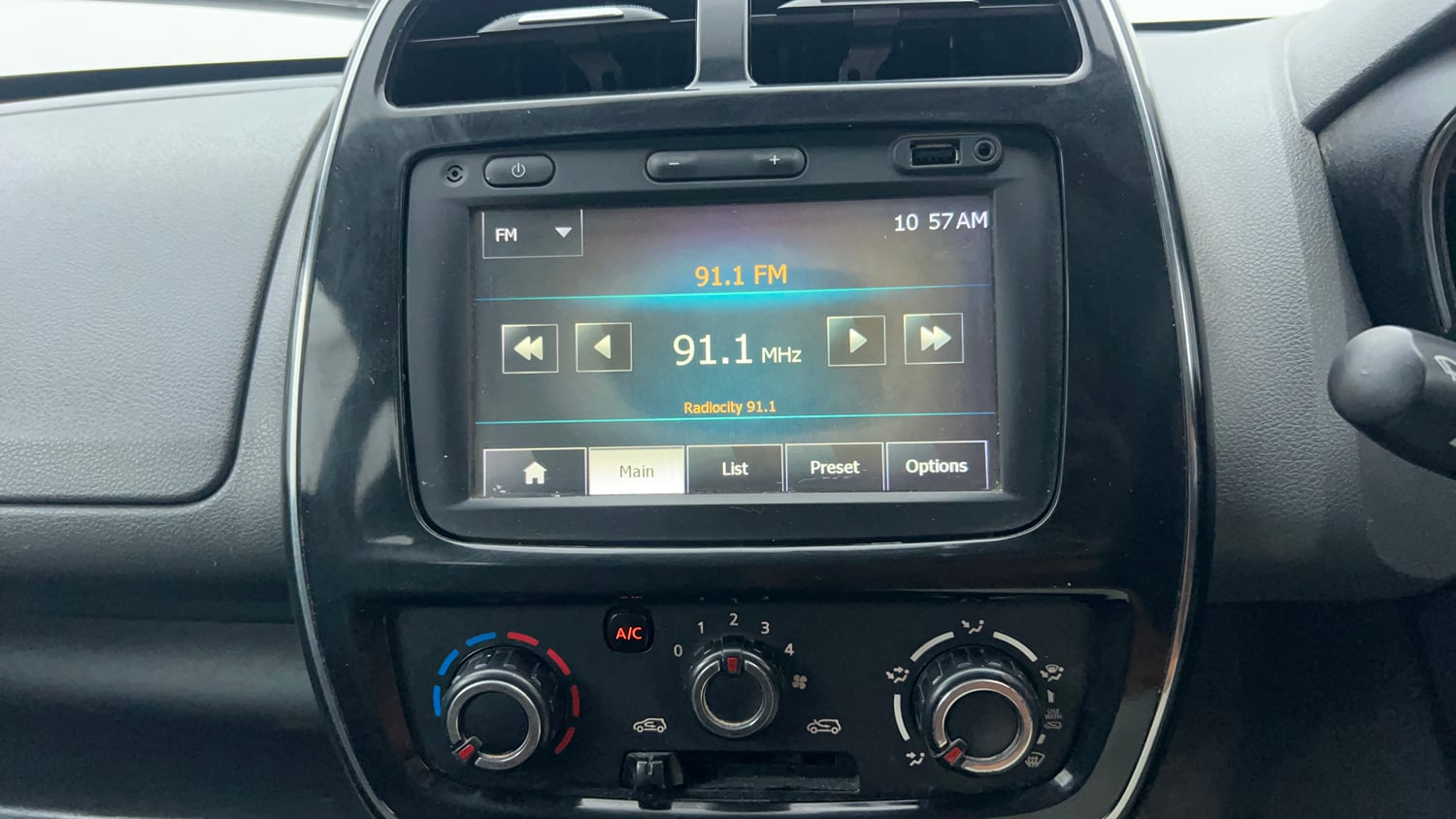 Used 2016 Renault Kwid RXT Petrol Manual interior MUSIC SYSTEM & AC CONTROL VIEW