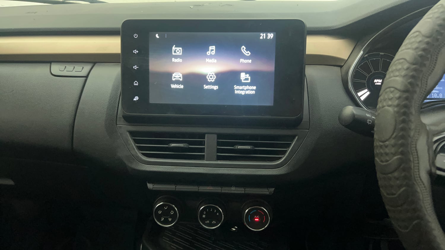 Used 2021 Renault Kiger RXT AMT Petrol Automatic interior MUSIC SYSTEM & AC CONTROL VIEW