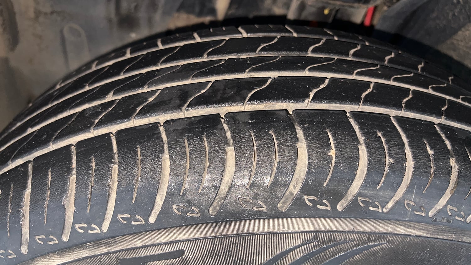 Used 2023 Nissan Magnite XE Petrol Manual tyres LEFT FRONT TYRE TREAD VIEW