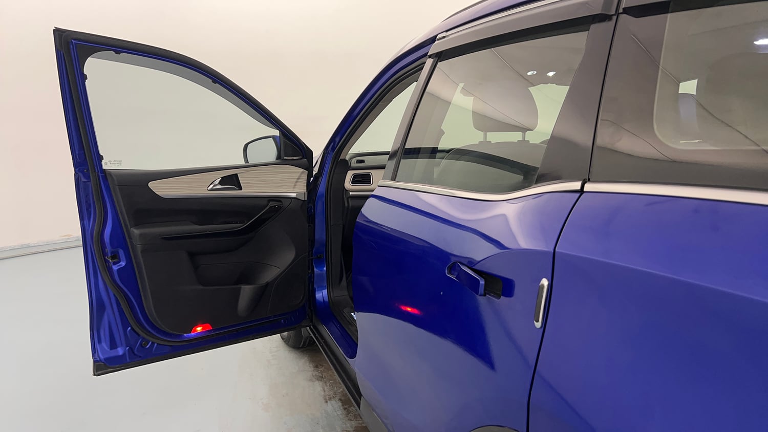 Used 2021 Mahindra XUV700 AX 7 Petrol AT Luxury Pack 7 STR Petrol Automatic interior LEFT FRONT DOOR OPEN VIEW