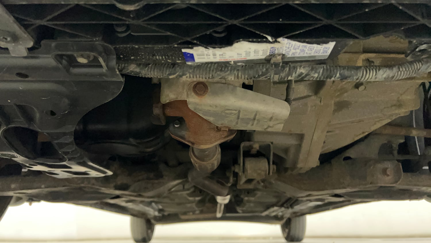 Used 2014 Hyundai i10 Magna 1.1 iRDE2 Petrol Manual extra FRONT LEFT UNDERBODY VIEW