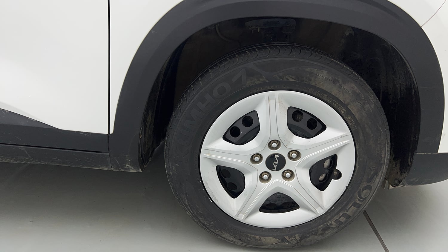 Used 2024 Kia Seltos HTE 1.5 Diesel MT Diesel Manual tyres RIGHT FRONT TYRE RIM VIEW