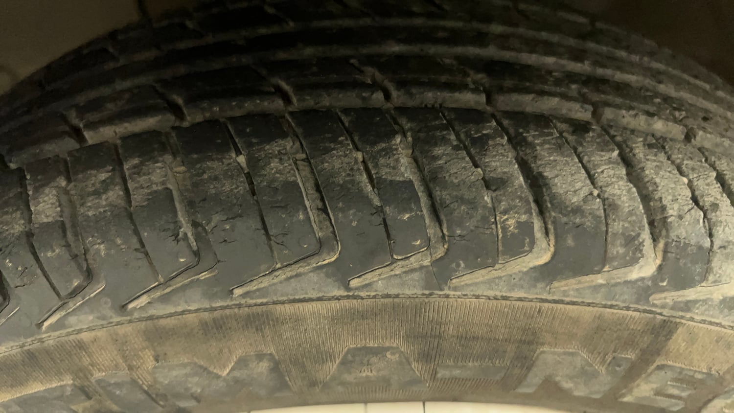 Used 2019 Renault Kwid RXT (O) 1.0 SCE Edition Petrol Manual tyres LEFT FRONT TYRE TREAD VIEW