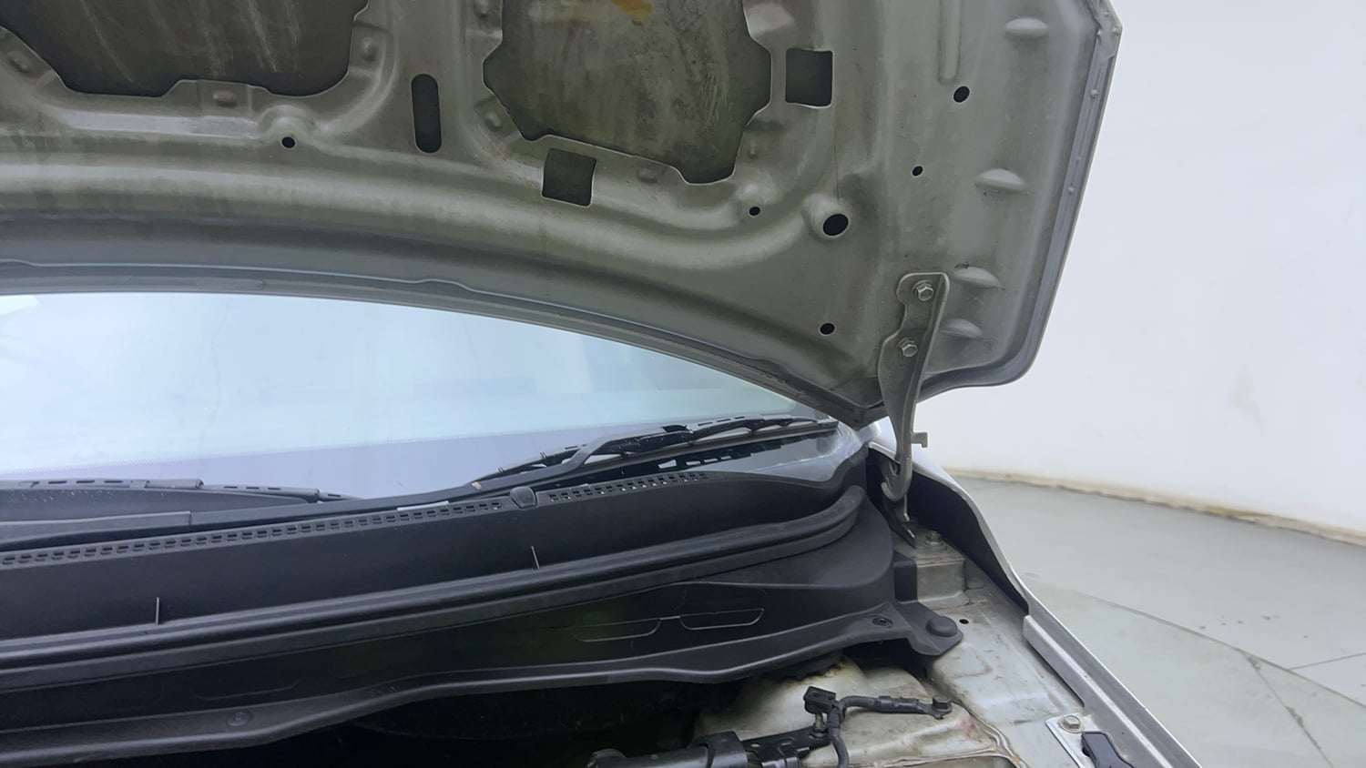 Used 2014 Hyundai i20 Sportz 1.2 Petrol Manual engine ENGINE LEFT SIDE HINGE & APRON VIEW