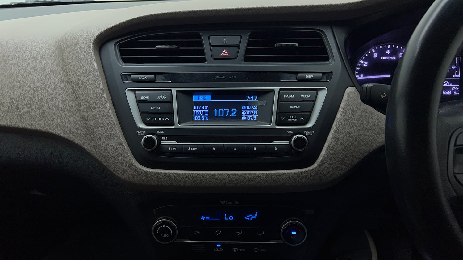 Used 2017 Hyundai Elite i20 Sportz 1.2 Petrol Manual top_features Integrated (in-dash) music system