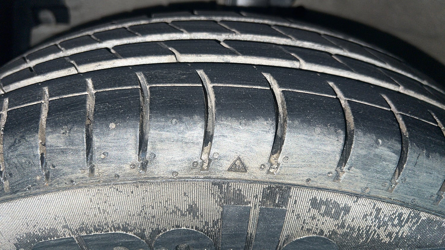 Used 2014 Maruti Suzuki Swift LXi Petrol Manual tyres LEFT FRONT TYRE TREAD VIEW
