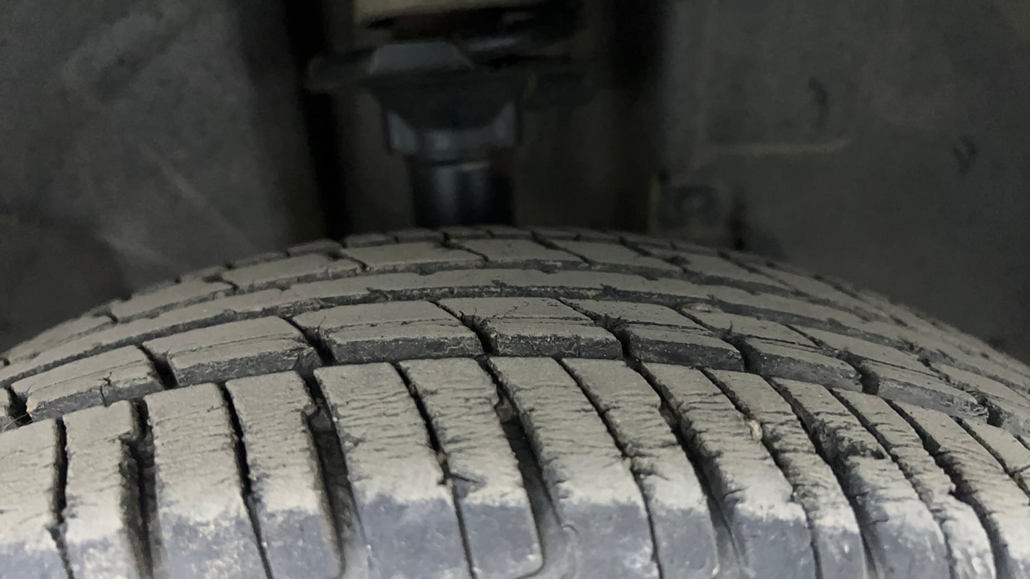 Used 2018 Renault Kwid 1.0 RXT AMT Opt Petrol Automatic tyres RIGHT FRONT TYRE TREAD VIEW