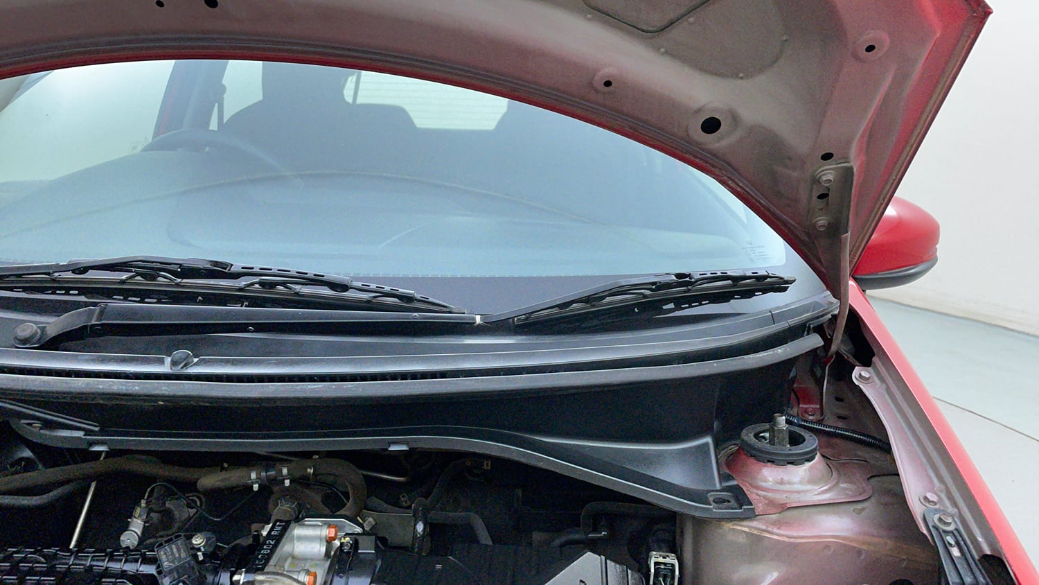 Used 2016 Honda Brio VX MT Petrol Manual engine ENGINE LEFT SIDE HINGE & APRON VIEW
