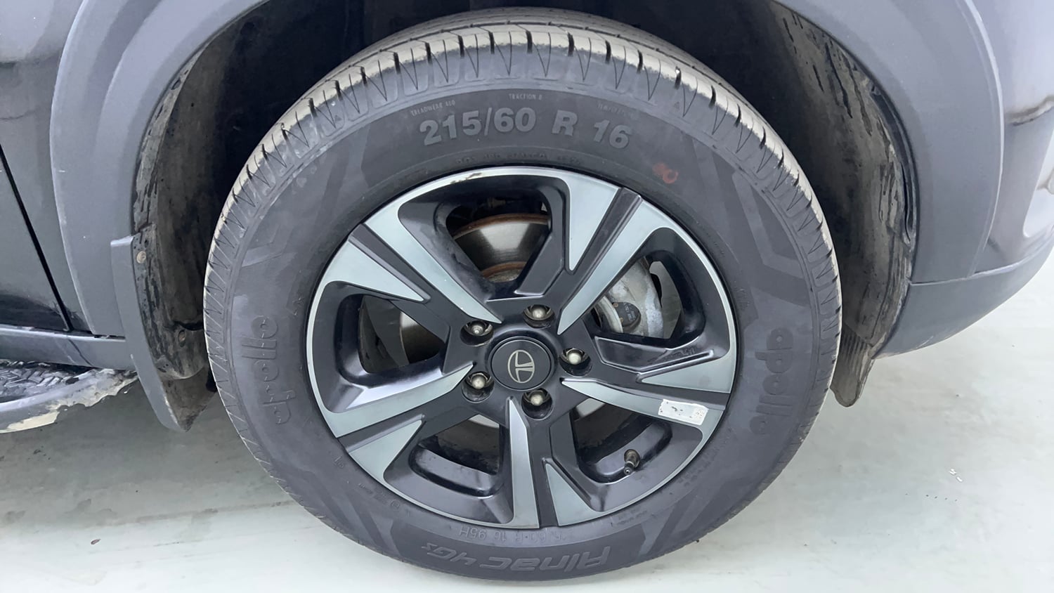 Used 2024 Tata Nexon Fearless Plus (S) 1.5 Diesel 6MT Dark Edition Diesel Manual tyres RIGHT FRONT TYRE RIM VIEW