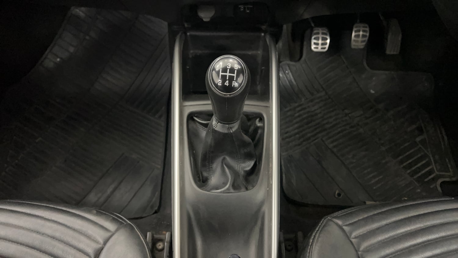 Used 2017 Maruti Suzuki Baleno Delta 1.2 Petrol Manual interior GEAR  KNOB VIEW