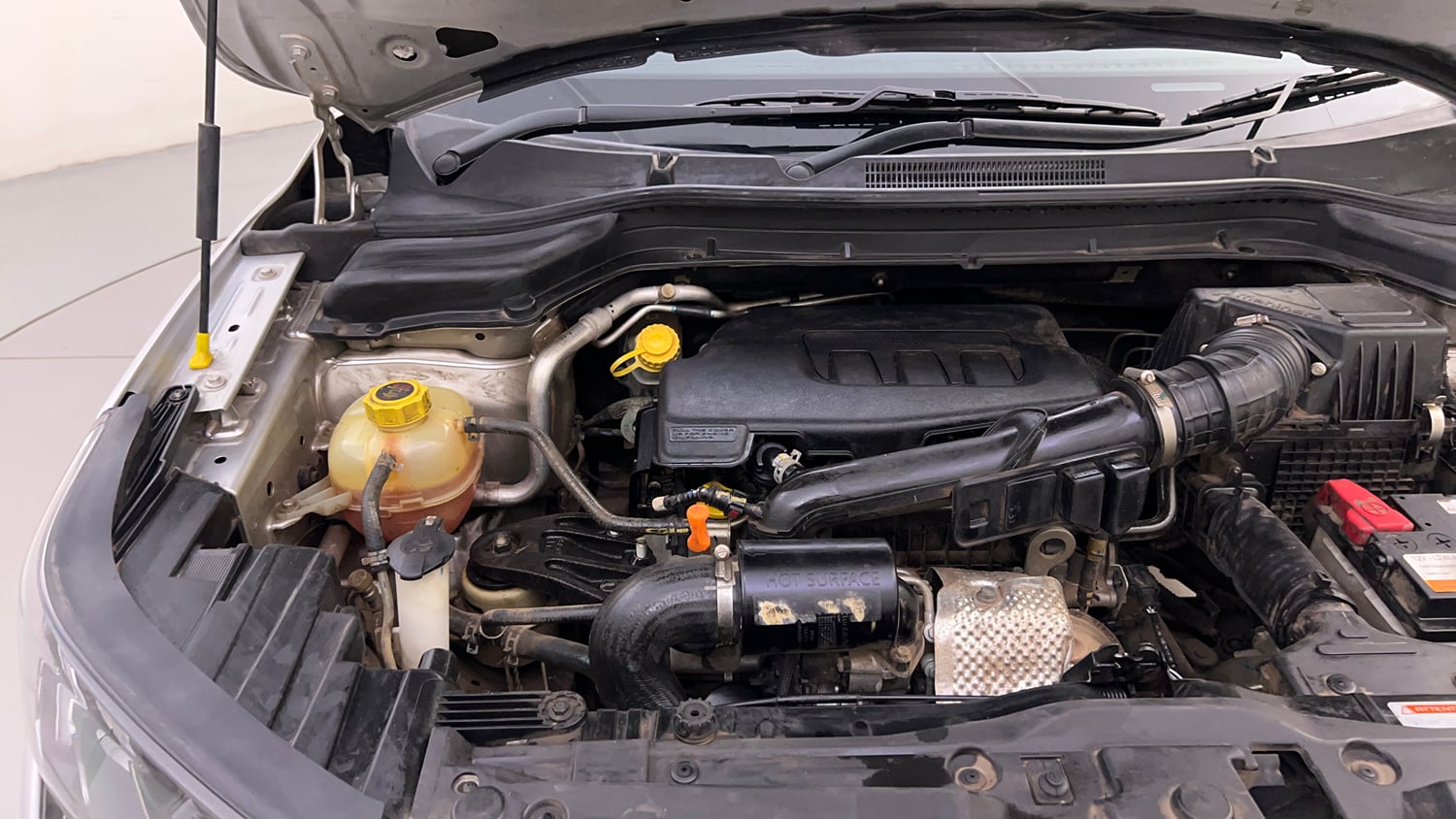 Used 2022 Mahindra XUV 300 W8 (O) 1.2 Petrol Petrol Manual engine ENGINE RIGHT SIDE HINGE & APRON VIEW