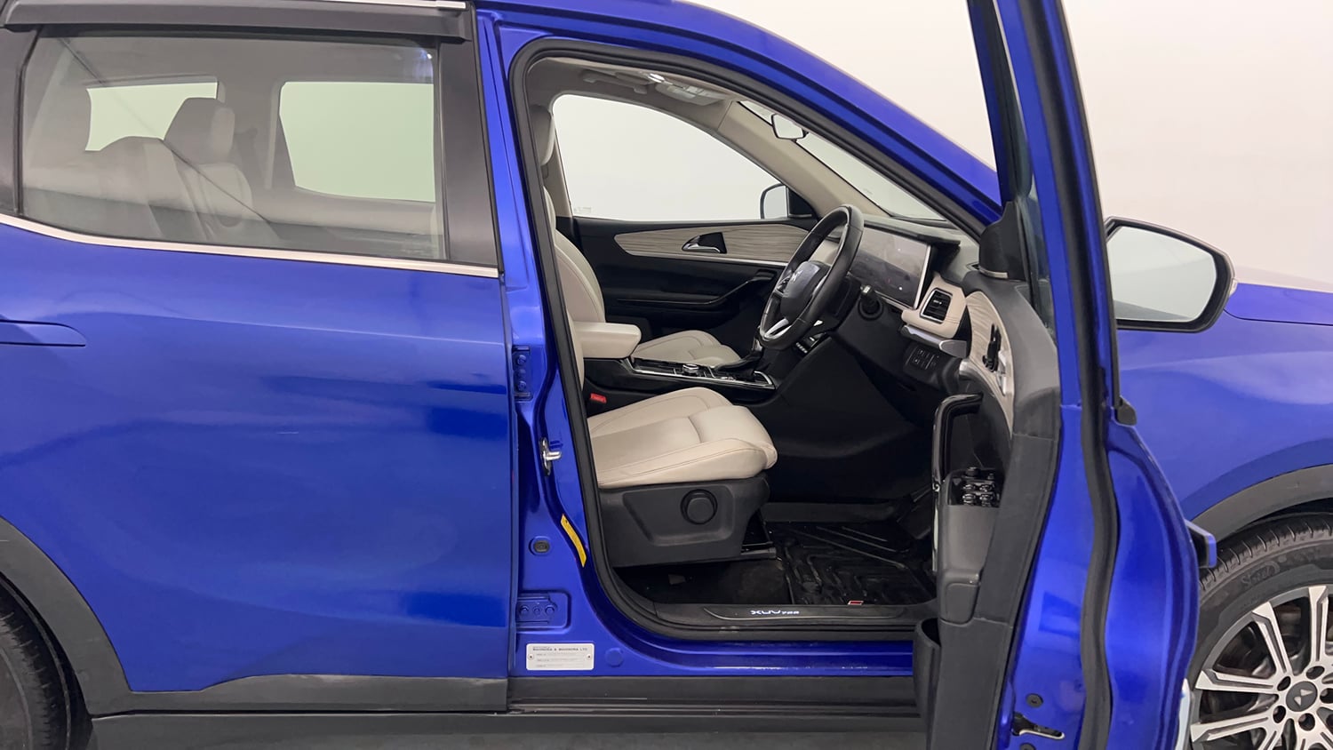Used 2021 Mahindra XUV700 AX 7 Petrol AT Luxury Pack 7 STR Petrol Automatic interior RIGHT SIDE FRONT DOOR CABIN VIEW
