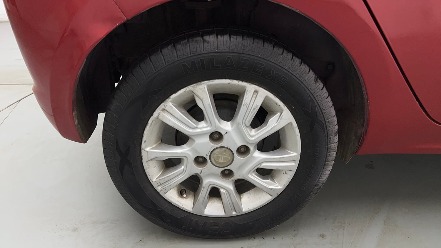 Used 2018 Tata Tiago Revotron XZA Petrol Automatic tyres RIGHT REAR TYRE RIM VIEW