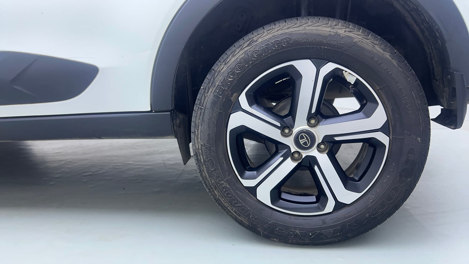 Used 2023 Tata Nexon XZA Plus (S) Petrol Automatic tyres LEFT REAR TYRE RIM VIEW