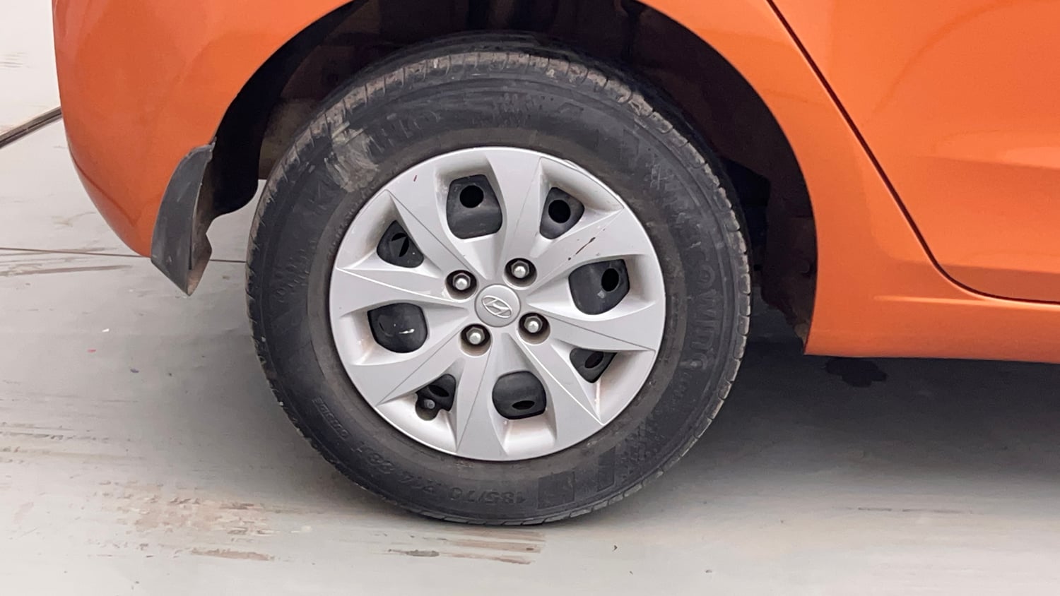 Used 2020 Hyundai Elite i20 Magna Plus 1.2 Petrol Manual tyres RIGHT REAR TYRE RIM VIEW