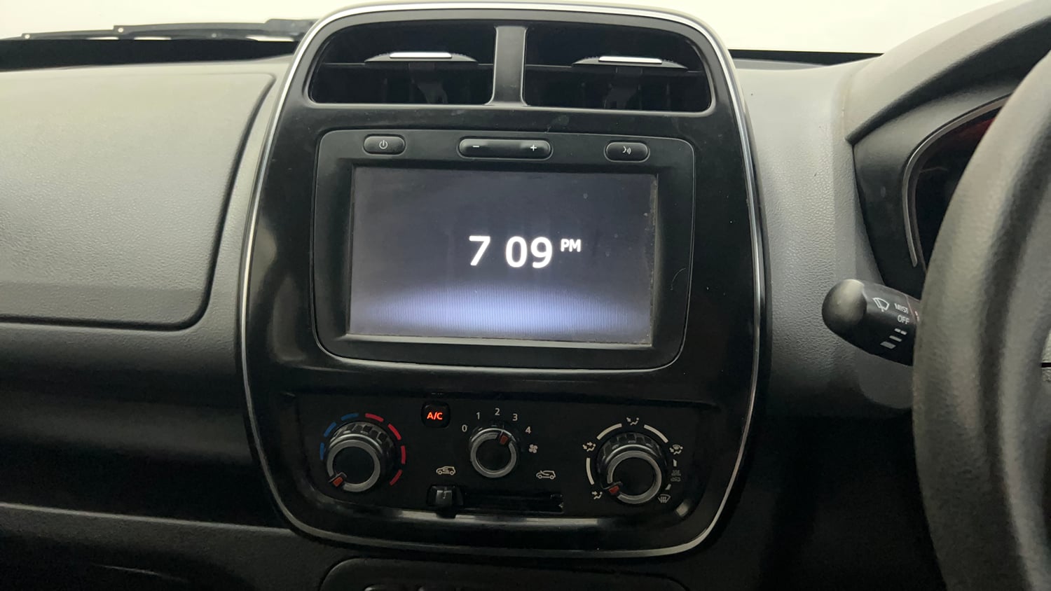 Used 2019 Renault Kwid RXT (O) 1.0 SCE Edition Petrol Manual top_features Touch screen infotainment system