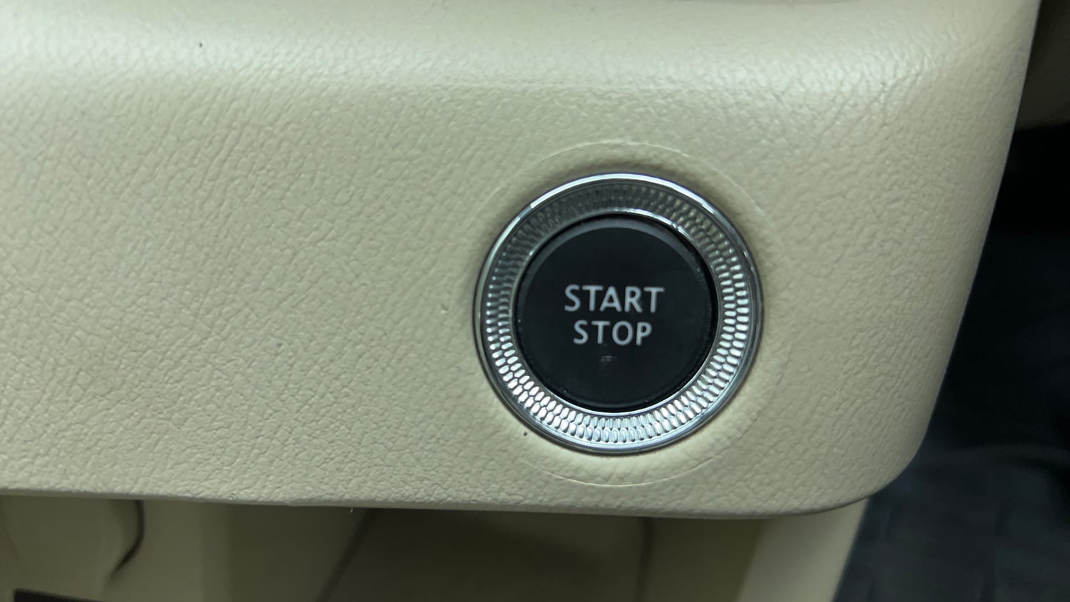 Used 2022 Nissan Magnite XV Turbo CVT Petrol Automatic top_features Keyless start