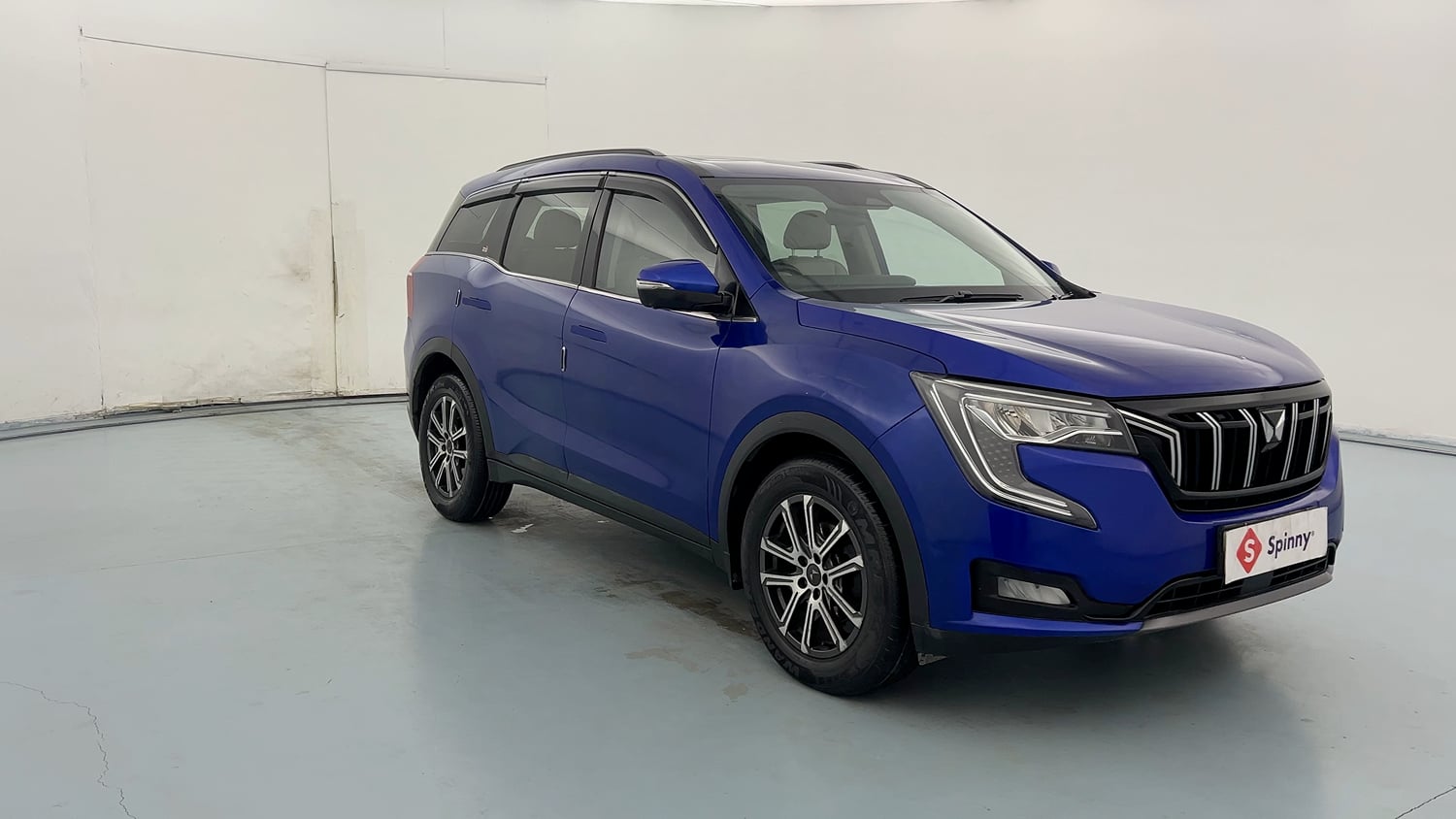 Used 2021 Mahindra XUV700 AX 7 Petrol AT Luxury Pack 7 STR Petrol Automatic exterior RIGHT FRONT CORNER VIEW