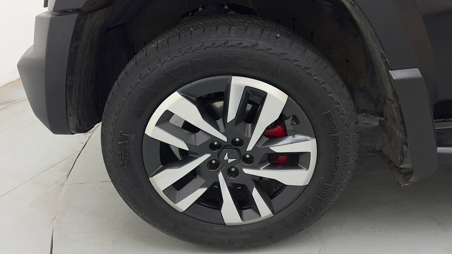 Used 2025 Mahindra Thar Roxx AX7 L Diesel AT 2WD Diesel Automatic tyres LEFT FRONT TYRE RIM VIEW