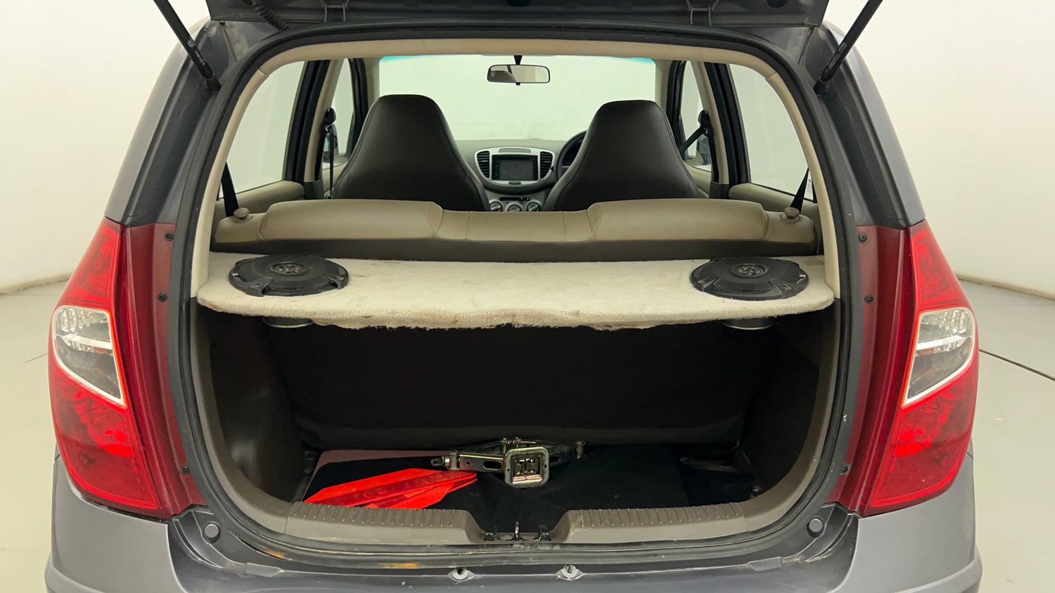Used 2014 Hyundai i10 Magna 1.1 iRDE2 Petrol Manual interior DICKY INSIDE VIEW