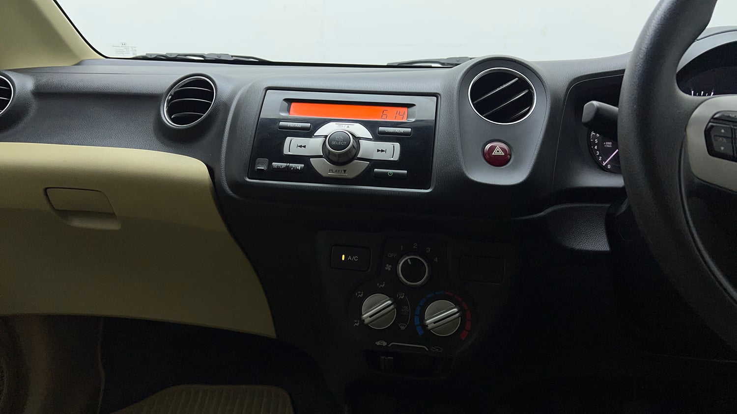 Used 2016 Honda Amaze 1.2 S i-VTEC Petrol Manual interior MUSIC SYSTEM & AC CONTROL VIEW