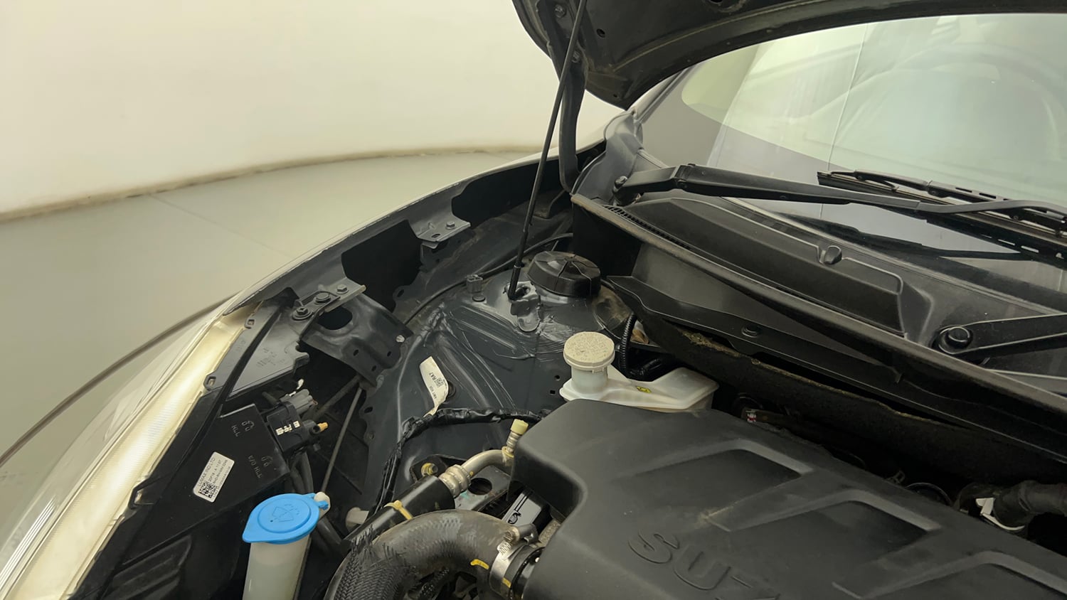 Used 2018 Maruti Suzuki Dzire VDi AMT Diesel Automatic engine ENGINE RIGHT SIDE HINGE & APRON VIEW