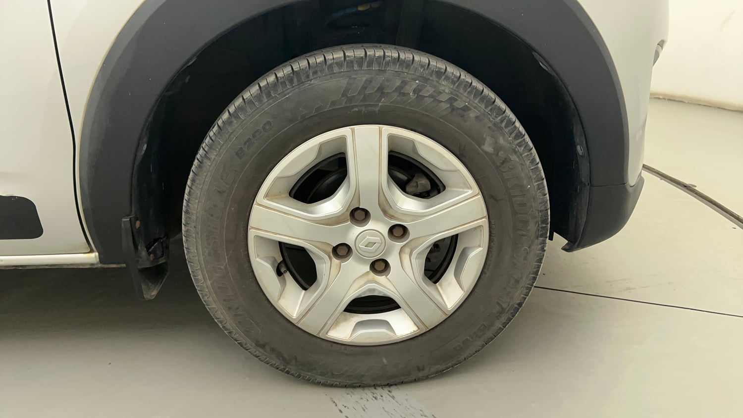 Used 2019 Renault Triber RXZ Petrol Manual tyres RIGHT FRONT TYRE RIM VIEW