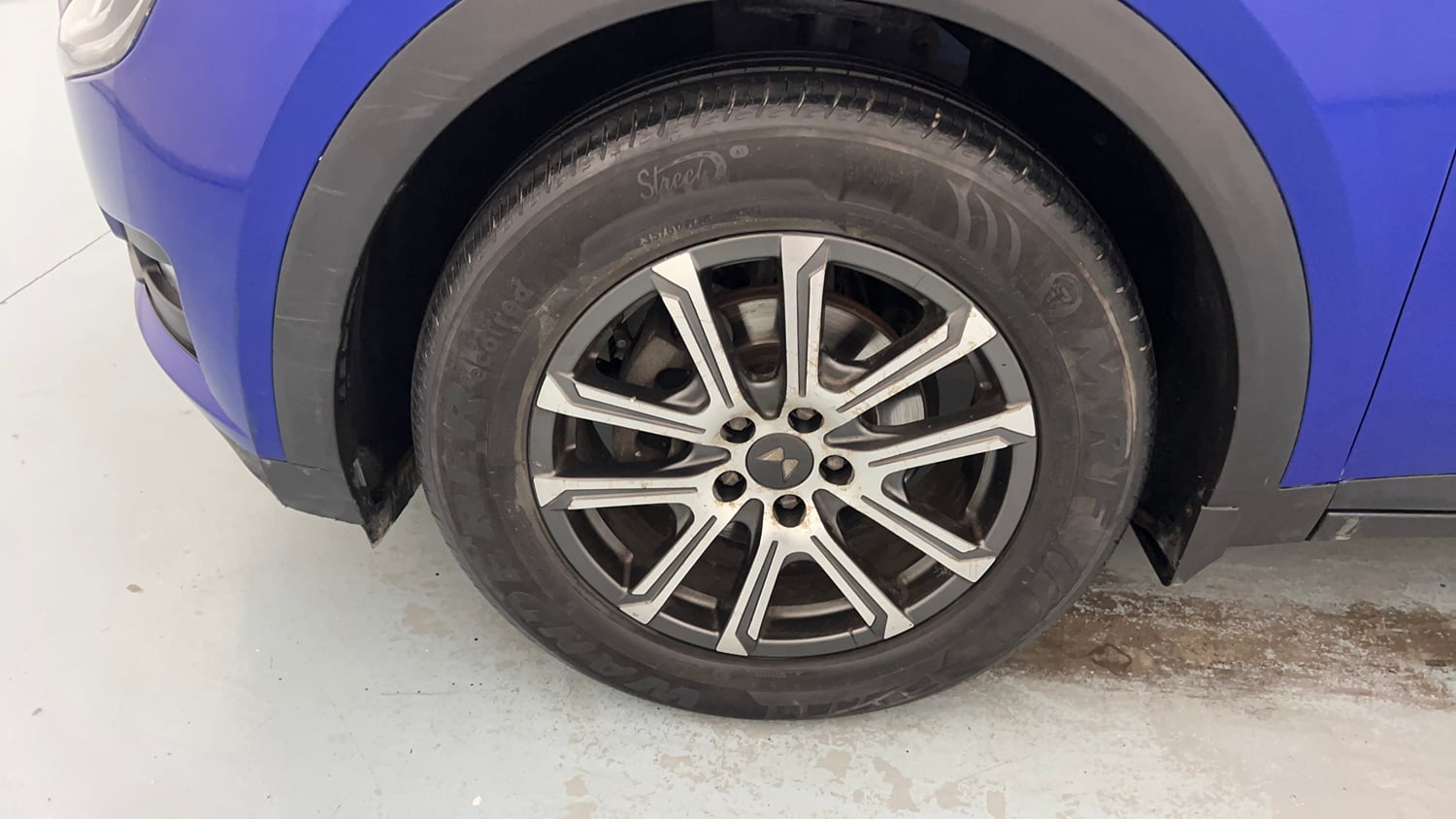 Used 2021 Mahindra XUV700 AX 7 Petrol AT Luxury Pack 7 STR Petrol Automatic tyres LEFT FRONT TYRE RIM VIEW