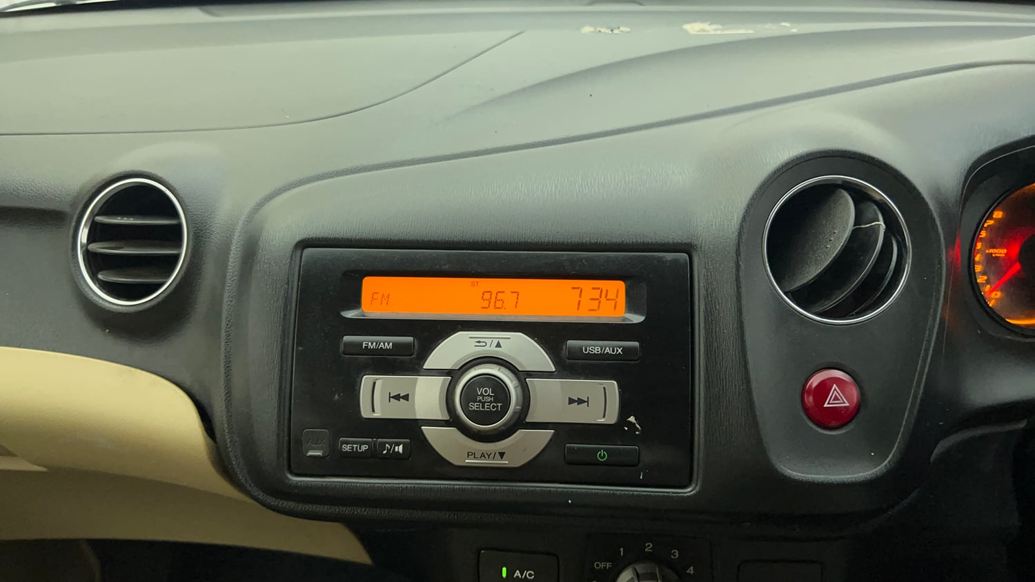 Used 2014 Honda Amaze 1.2 S i-VTEC Petrol Manual interior MUSIC SYSTEM & AC CONTROL VIEW