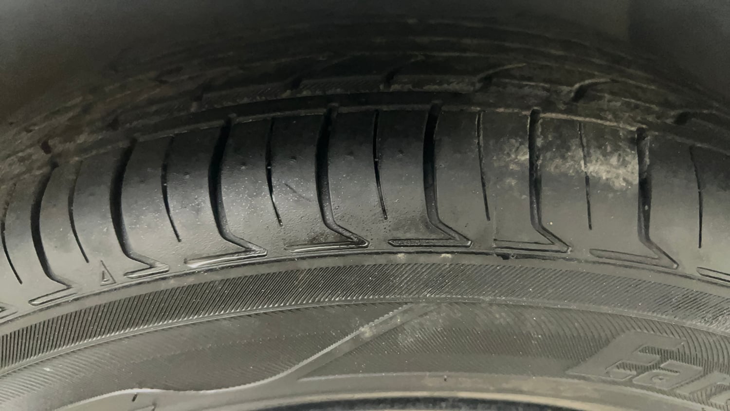 Used 2017 Hyundai Grand i10 Magna AT 1.2 Kappa VTVT Petrol Automatic tyres RIGHT FRONT TYRE TREAD VIEW