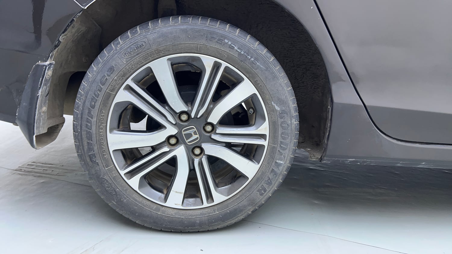 Used 2022 Honda City 4th Generation V Petrol Petrol Manual tyres RIGHT REAR TYRE RIM VIEW