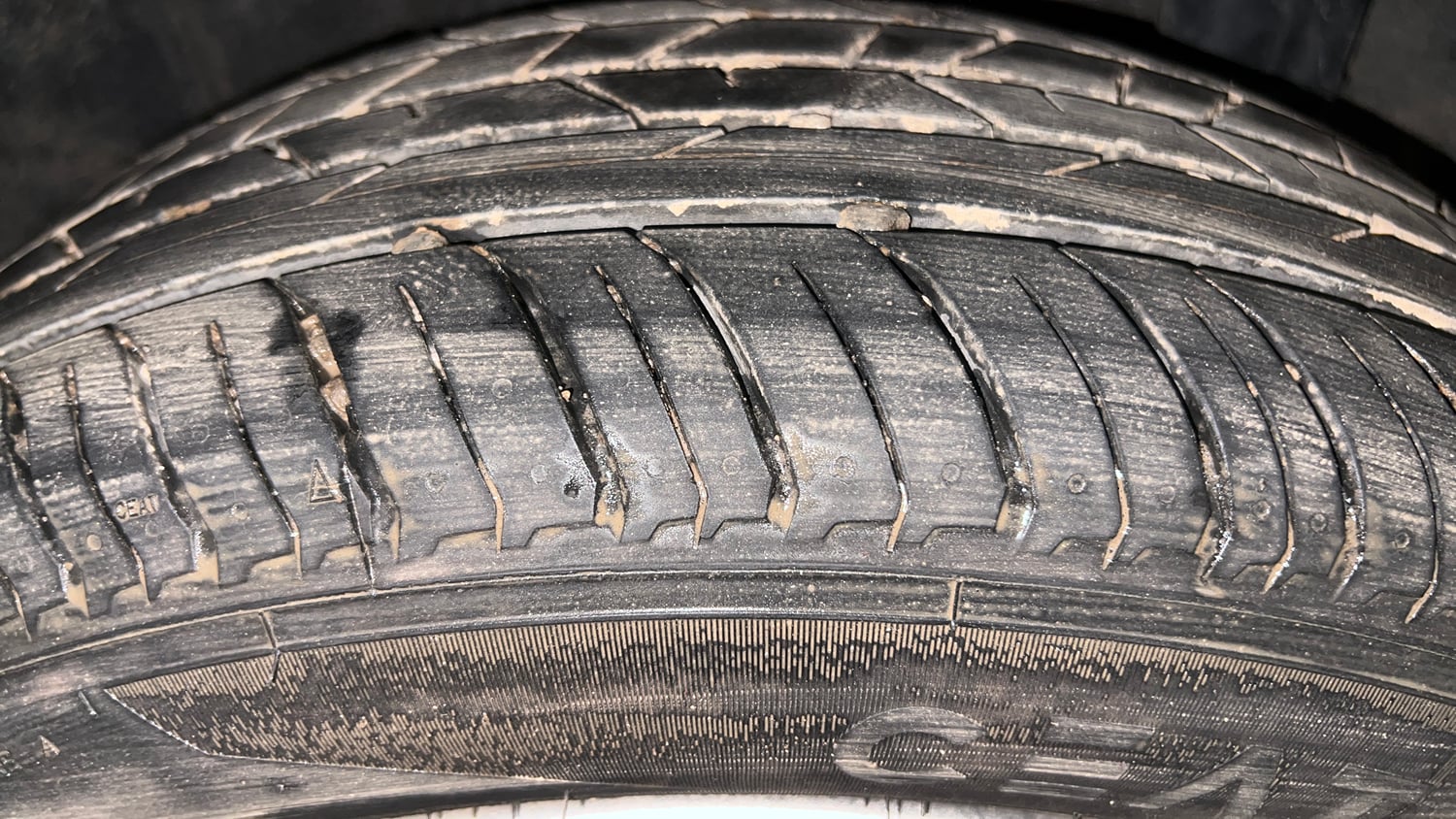 Used 2025 Nissan Magnite Visia B4D 1.0 Petrol AMT Petrol Automatic tyres RIGHT REAR TYRE TREAD VIEW