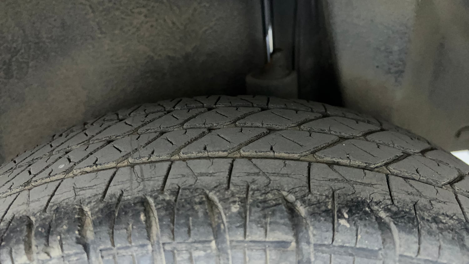 Used 2014 Maruti Suzuki Ritz Vxi BS-IV Petrol Manual tyres LEFT REAR TYRE TREAD VIEW