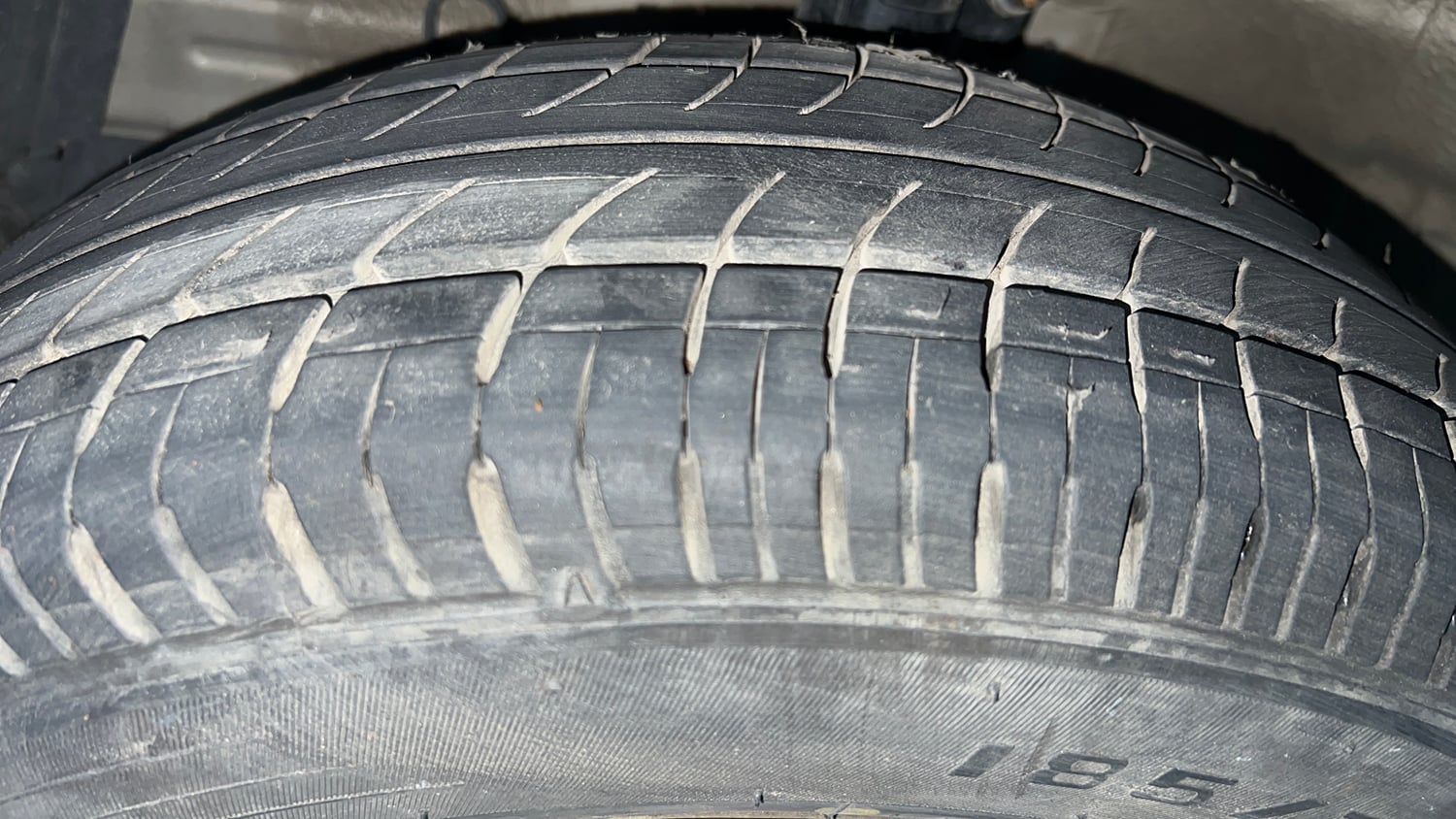 Used 2016 Maruti Suzuki Swift Lxi (O) Petrol Manual tyres LEFT FRONT TYRE TREAD VIEW