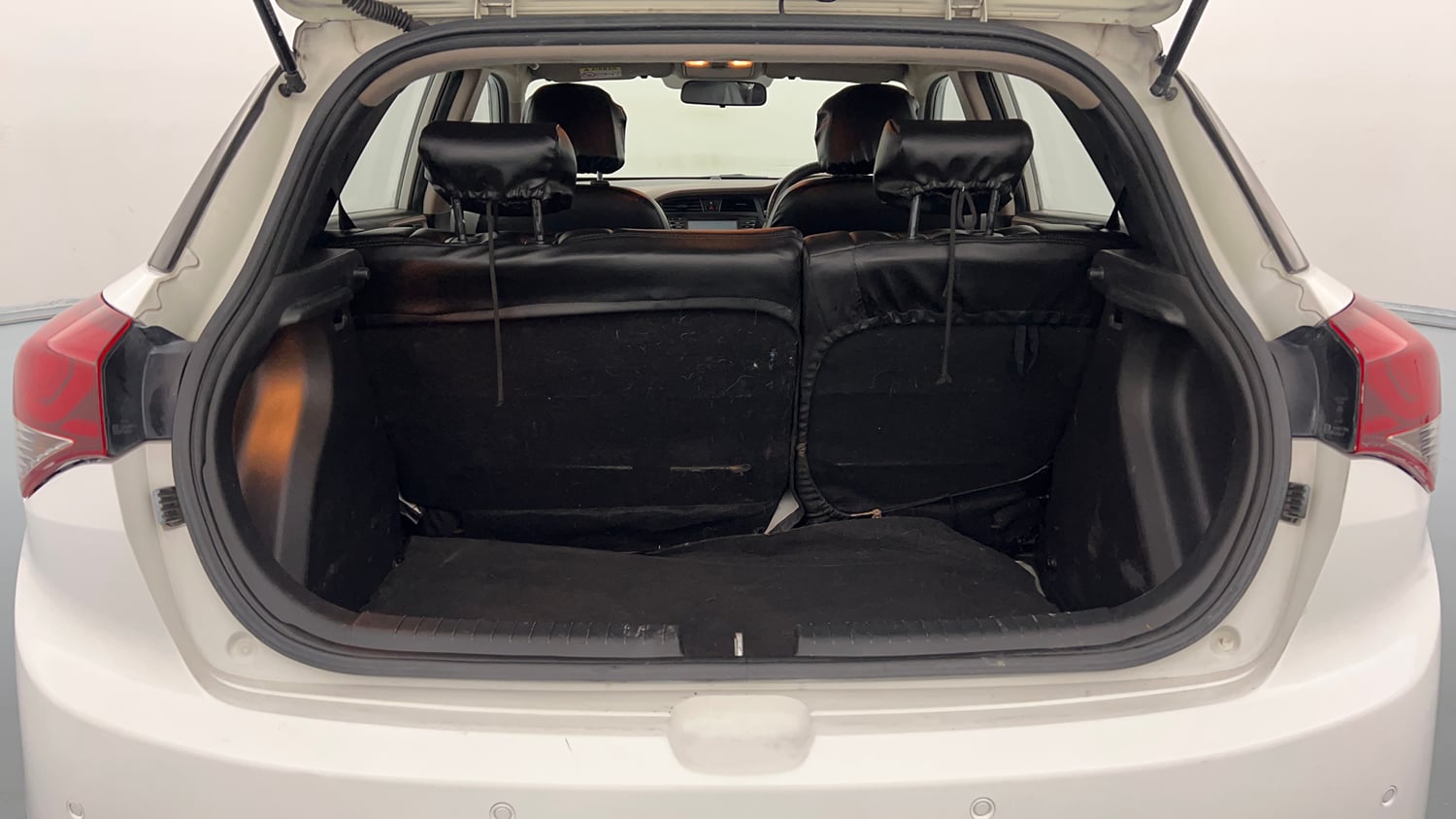 Used 2017 Hyundai Elite i20 Asta 1.4 CRDI (O) Diesel Manual interior DICKY INSIDE VIEW