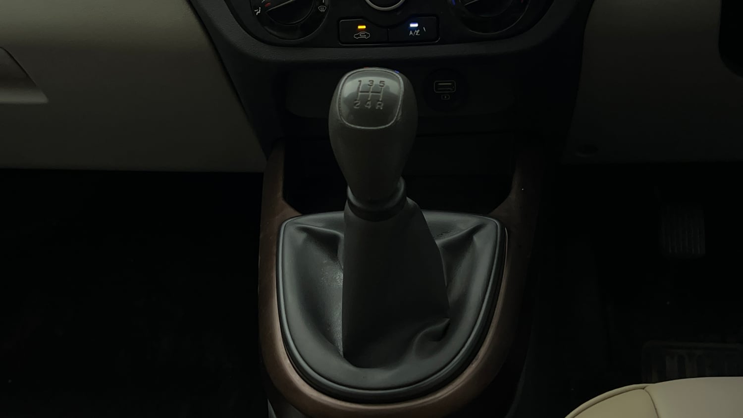 Used 2022 Hyundai Aura S 1.2 CNG Cng Manual interior GEAR  KNOB VIEW