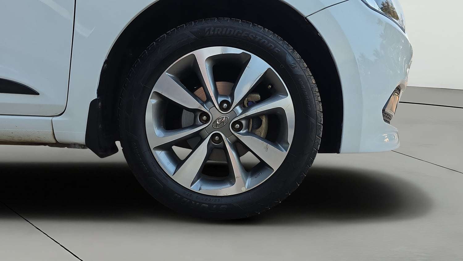 Used 2015 Hyundai Elite i20 Sportz 1.2 (O) Petrol Manual tyres RIGHT FRONT TYRE RIM VIEW