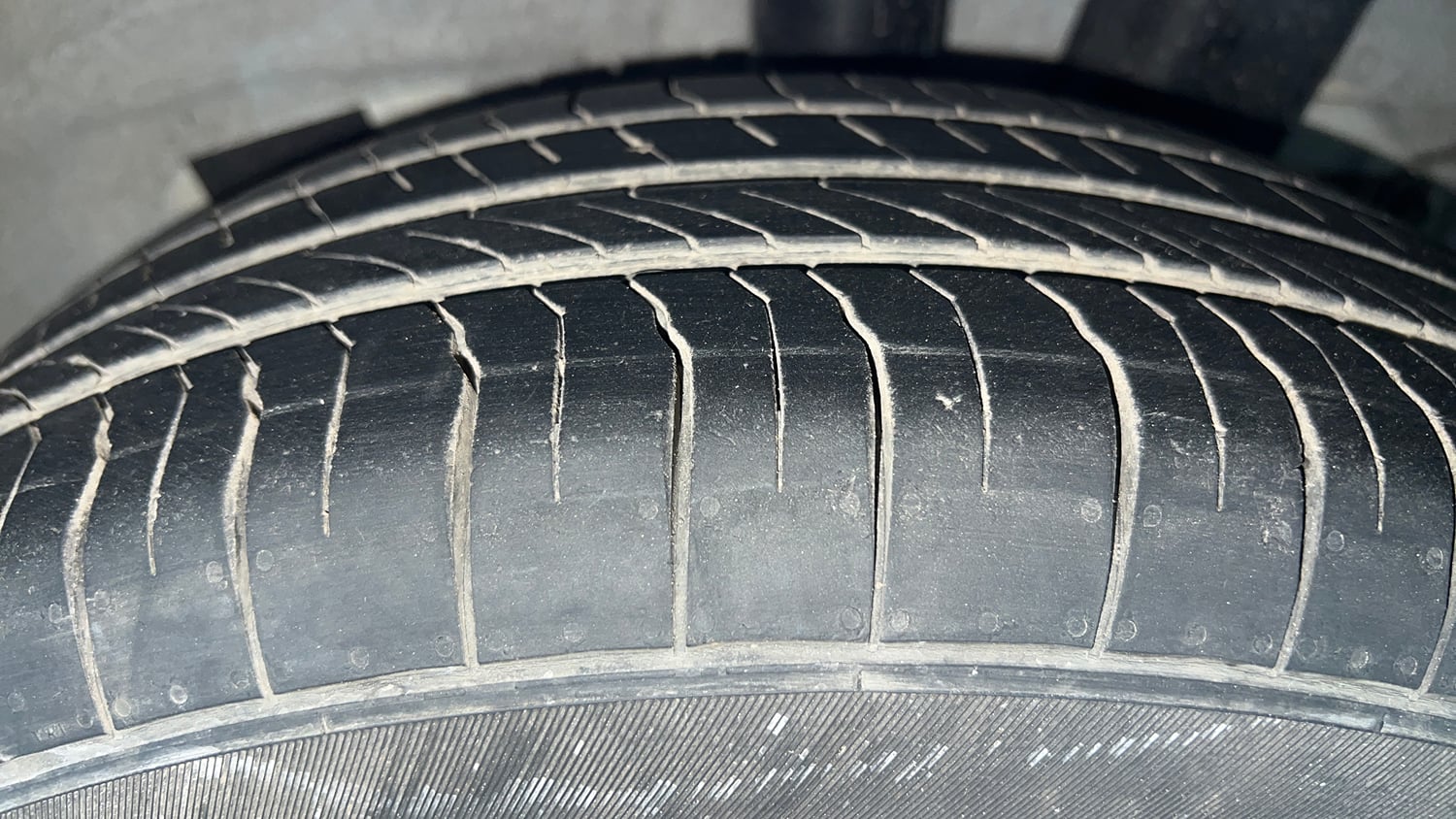 Used 2016 Hyundai Grand i10 Sportz 1.2 Kappa VTVT Petrol Manual tyres LEFT REAR TYRE TREAD VIEW