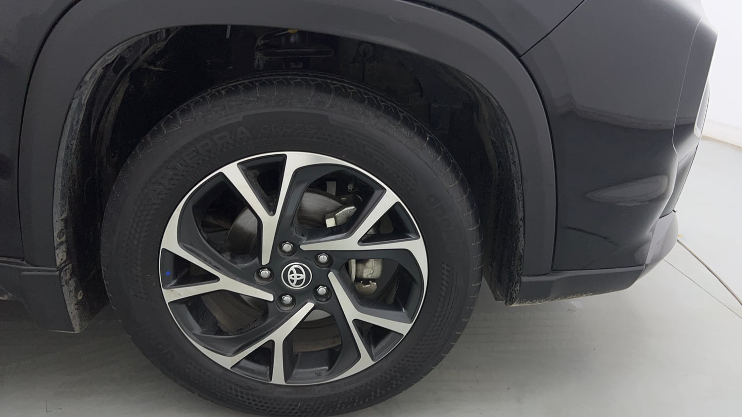 Used 2023 Toyota Urban Cruiser Hyryder V AT NeoDrive Petrol Automatic tyres RIGHT FRONT TYRE RIM VIEW