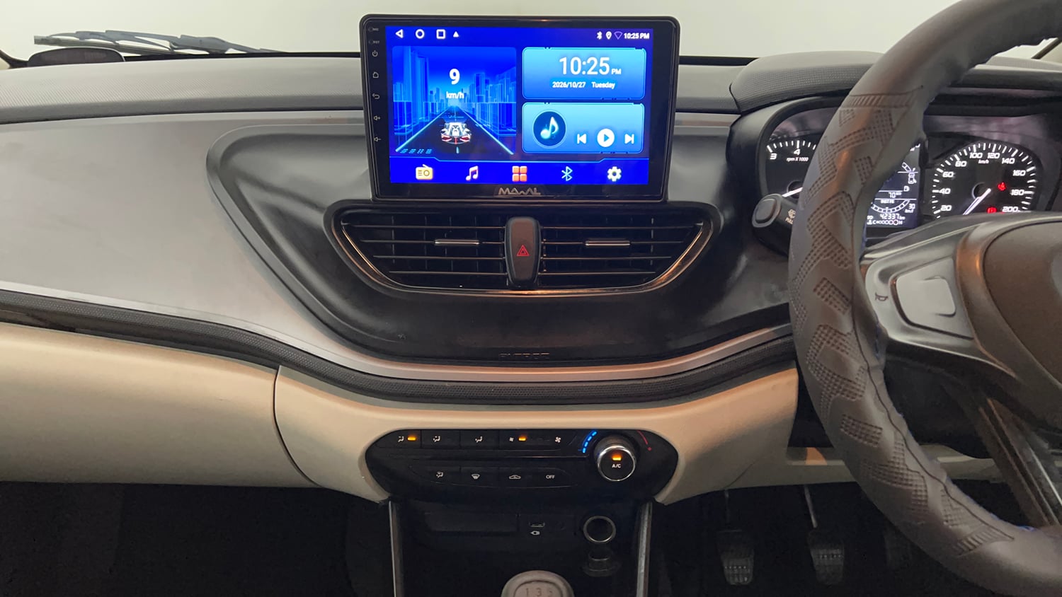 Used 2024 Tata Altroz XE Plus Diesel Diesel Manual interior MUSIC SYSTEM & AC CONTROL VIEW