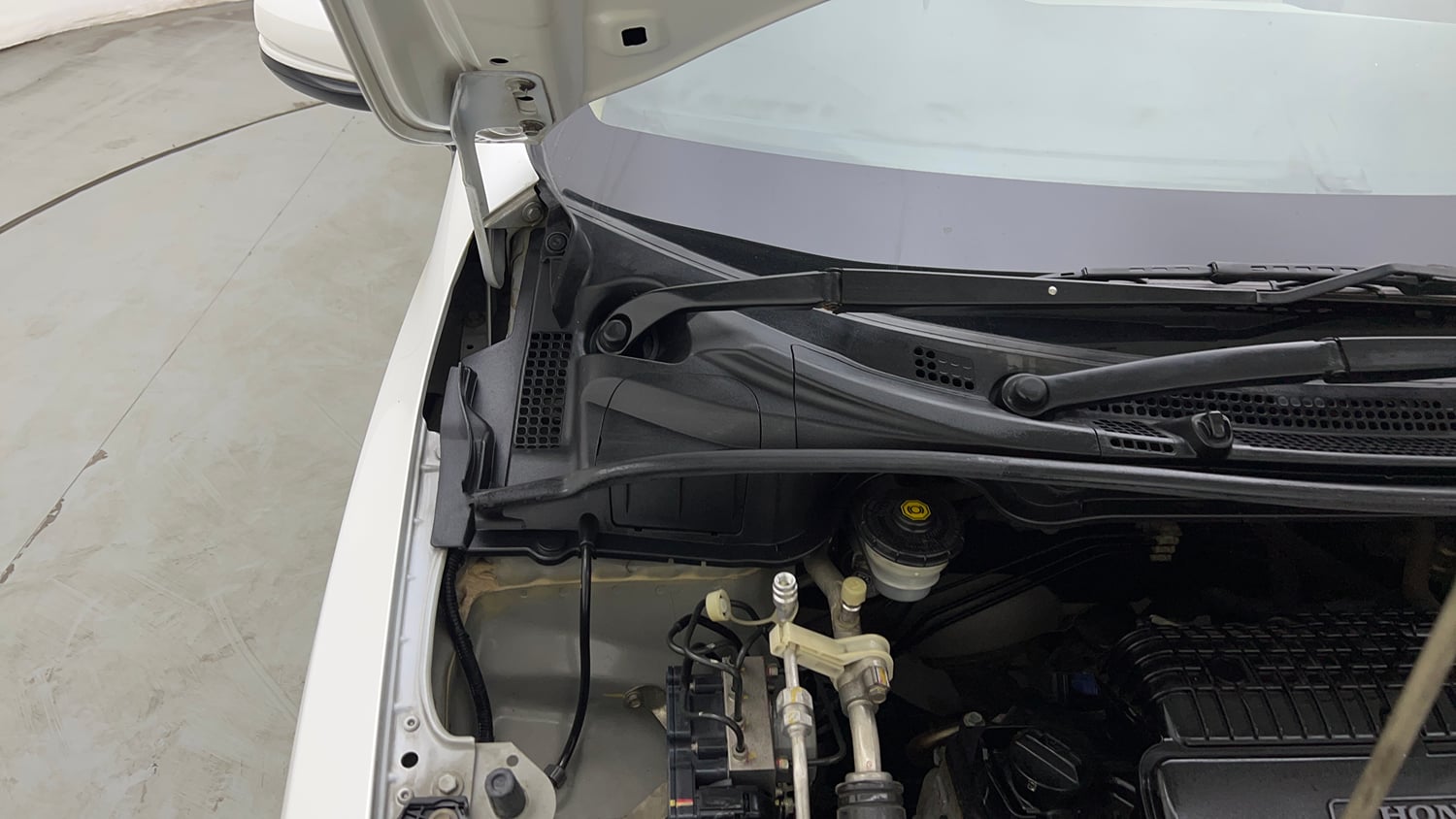 Used 2021 Honda City 4th Generation SV Petrol Petrol Manual engine ENGINE RIGHT SIDE HINGE & APRON VIEW