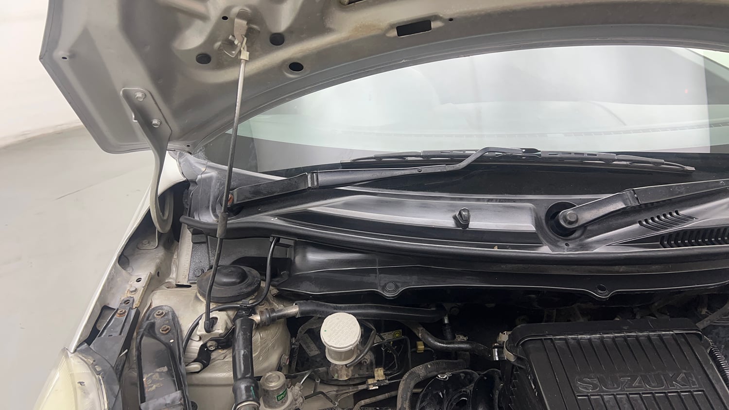 Used 2014 Maruti Suzuki Swift LXi Petrol Manual engine ENGINE RIGHT SIDE HINGE & APRON VIEW