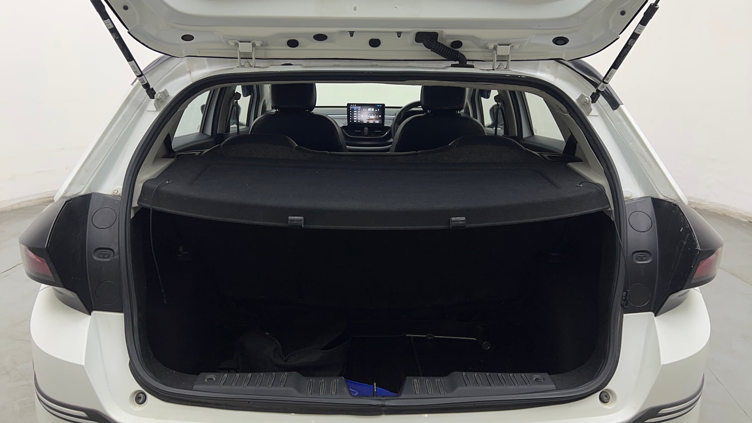 Used 2022 Tata Altroz XE Petrol Petrol Manual interior DICKY INSIDE VIEW