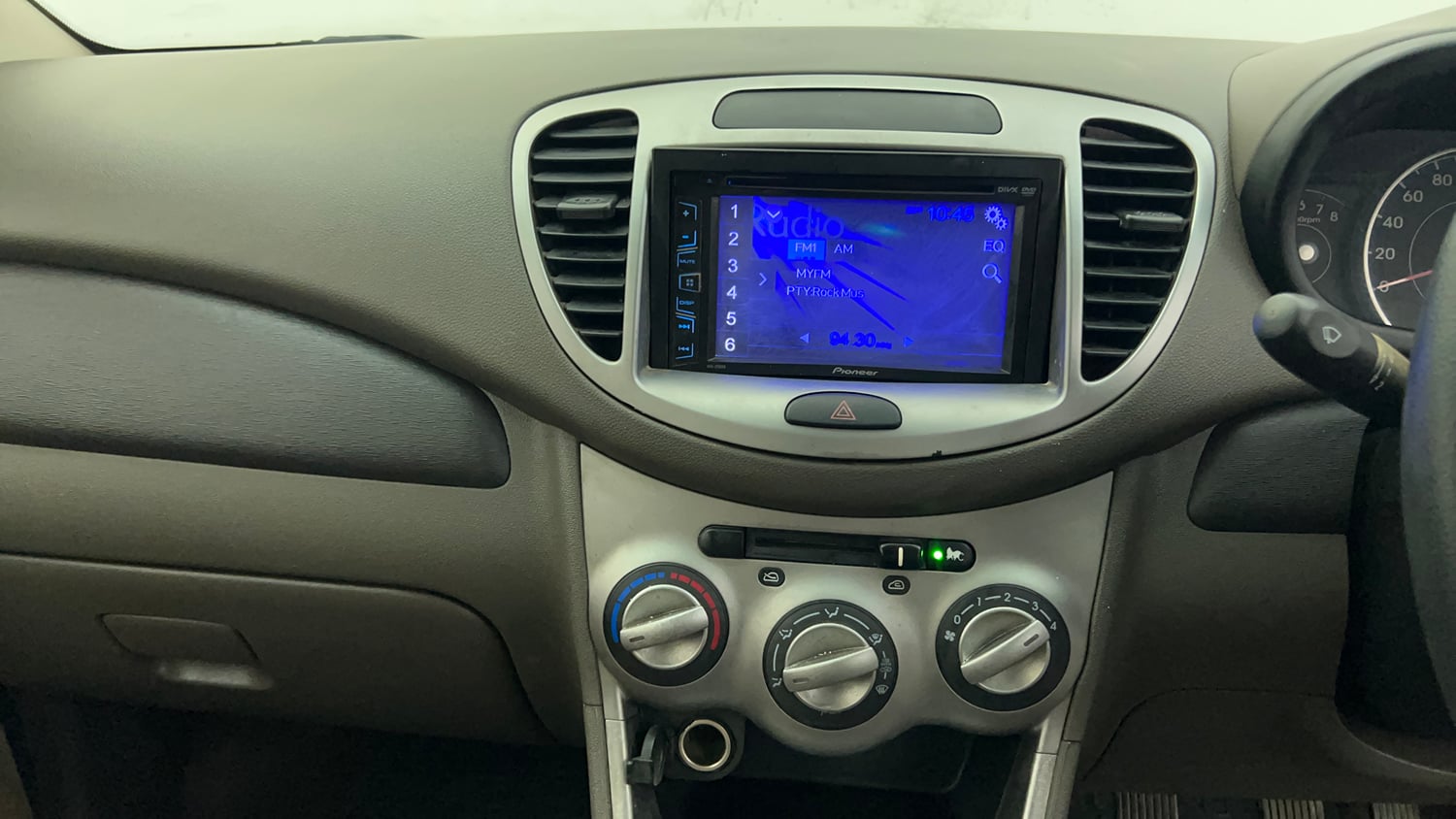 Used 2014 Hyundai i10 Magna 1.1 iRDE2 Petrol Manual interior MUSIC SYSTEM & AC CONTROL VIEW