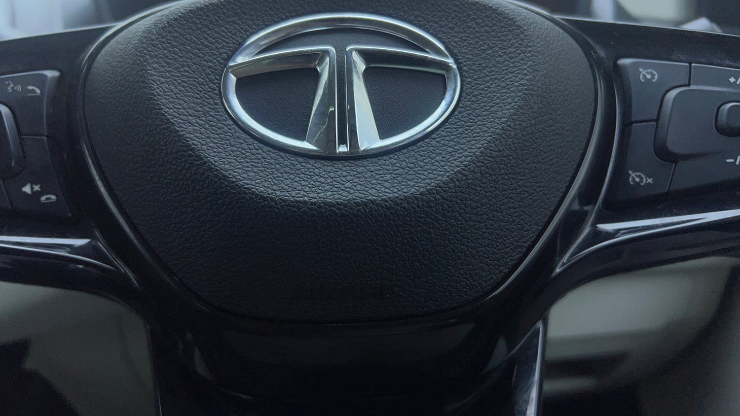 Used 2023 Tata Nexon XZA Plus (S) Petrol Automatic top_features Airbags
