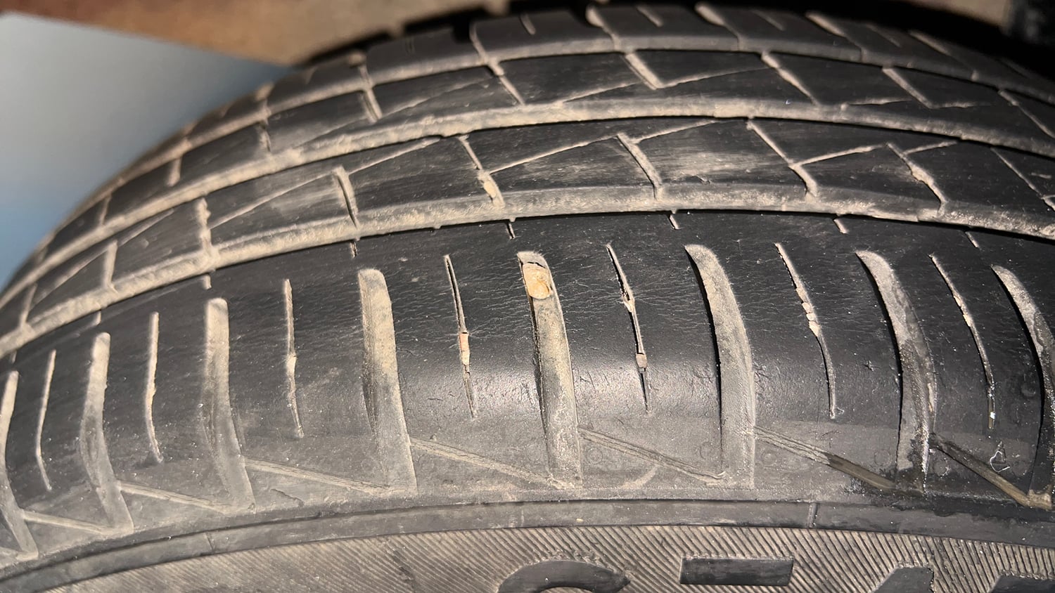 Used 2022 Renault Kwid RXT 1.0 AMT Petrol Automatic tyres RIGHT REAR TYRE TREAD VIEW