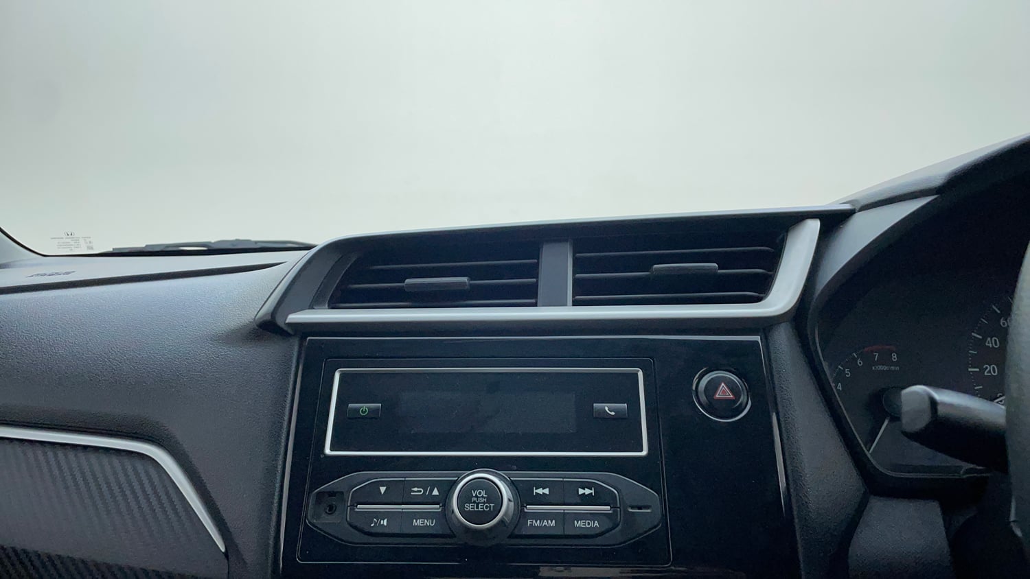 Used 2016 Honda Brio VX MT Petrol Manual top_features Integrated (in-dash) music system