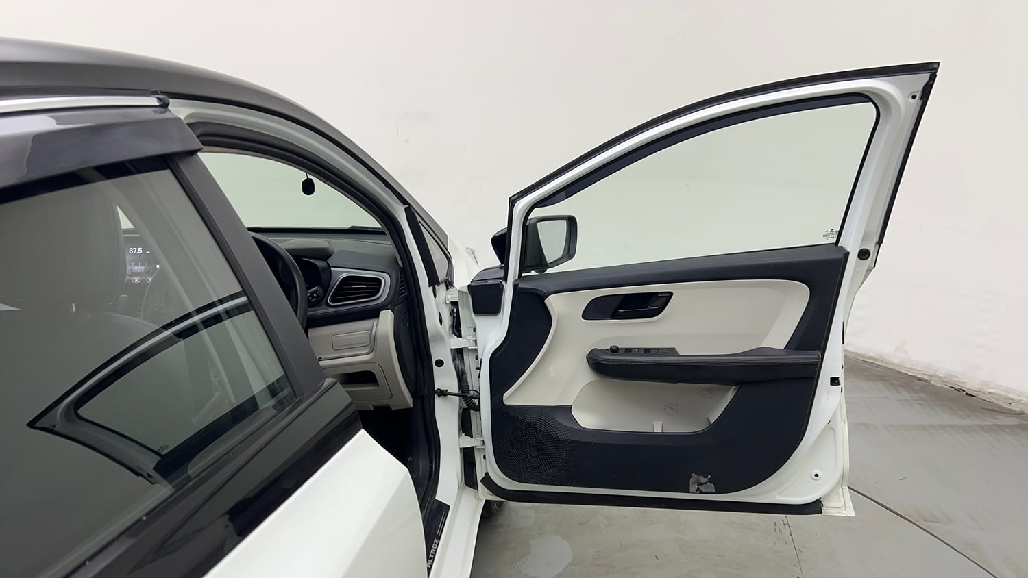 Used 2022 Tata Altroz XE Petrol Petrol Manual interior RIGHT FRONT DOOR OPEN VIEW